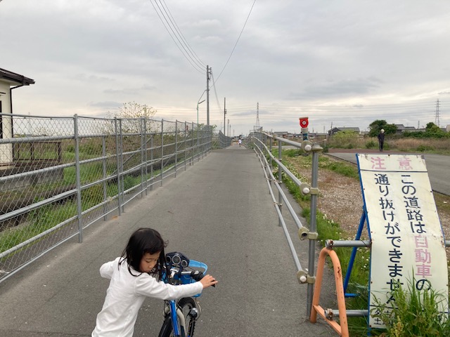 車が通らない道を自転車で走る